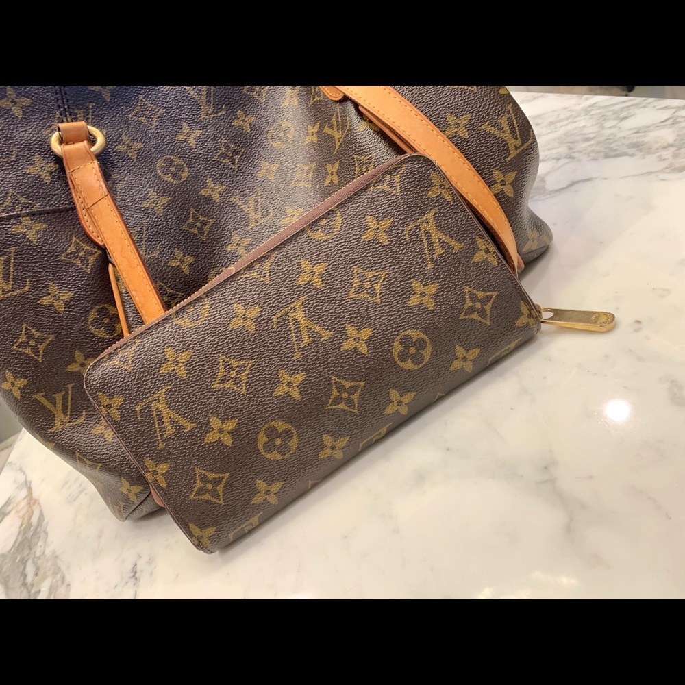 Louis Vuitton Monogram Zippy Wallet